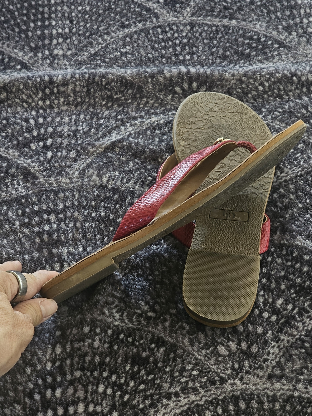 Women’s Red Thong Sandals with Gold Knot Accent Size 8.5 - Picture 4 of 4
